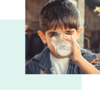 Niño tomando un vaso de leche